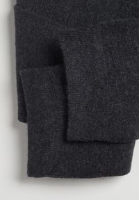 Dunkelgrauer Wollstoff mit einer weichen Textur und einem glatten Strickmuster. In Lagen gefaltet, wodurch eine leichte Flauschigkeit sichtbar wird.