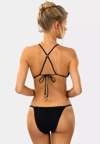 Czarny bikini z trójkątnym topem, mający cienkie ramiączka i zawiązywanie z tyłu. Dolna część jest minimalistyczna, z bocznymi akcentami i gładką strukturą.