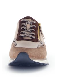 Suède en synthetisch schoen in beige en bruin, met een ritssluiting, gestructureerde veters en een zwarte rubberen zool met een witte accent.