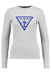 Jasnoszara koszula z długim rękawem z niebieskim trójkątnym logo z napisem "GUESS U.S.A" i znakiem zapytania na środku klatki piersiowej.