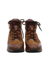 Brązowe zimowe buty zamszowe i skórzane z czarnymi sznurowadłami, widocznym ociepleniem z kożuszka przy kołnierzu oraz gumową podeszwą, widziane od przodu.