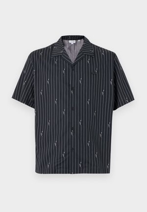 Chemise à manches courtes en bleu marine foncé avec des rayures blanches verticales et des motifs subtils de cactus. Elle possède un col cranté et des boutons noirs.