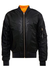 Svart bomberjacka med kviltade ärmar, orange inredning och frontdragkedja. Har ett tryckt textmönster och sidoficka med dragkedja.