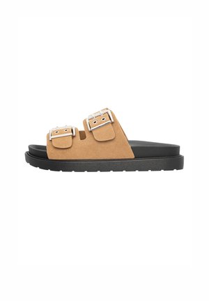 Sandalias de ante marrón con dos correas ajustables y hebillas de metal plateado. Suela de goma negra, diseño plano, con un acabado texturizado.