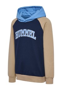 Granatowa bluza z kapturem z beżowymi rękawami i dołem, jasnoniebieską podszewką kaptura i napisem „HUMMEL” w jasnoniebieskich literach na piersi.