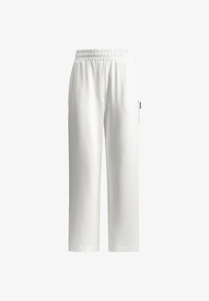 Weiße Hosen mit weitem Bein, elastischem Bund und seitlichem Etikett, vor einem schlichten weißen Hintergrund präsentiert.