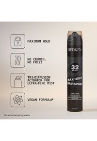 Zwarte aerosolcan van Redken Max Hold Hairspray, 300 ml. Voorzien van een doorzichtig dopje, ultrafijne nevelactuator en gelabelde voordelen. Vegan formule.