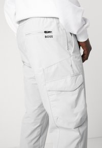 BOSS URBANEX - Pantaloni cargo - light pastel grey