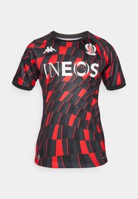 Čierno-červený dres s krátkym rukávom a geometrickým vzorom. Obsahuje logo "INEOS", emblém Kappa a zaoblený výstrih.