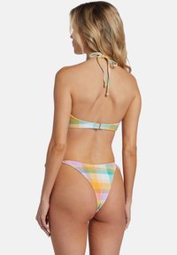 Bikini-Set im mehrfarbigen Karomuster, mit Halterhalsdesign, Schnürverschluss am Rücken und minimaler Abdeckung vorne und hinten.