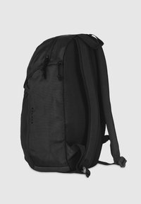 Sac à dos noir avec un tissu texturé, plusieurs poches zippées, un panneau arrière rembourré en mesh et des bretelles réglables.
