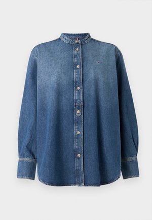 Denim blouse met een ronde kraag, lange mouwen en knoopsluiting, in middelblauw met een klein logo bij de kraag.