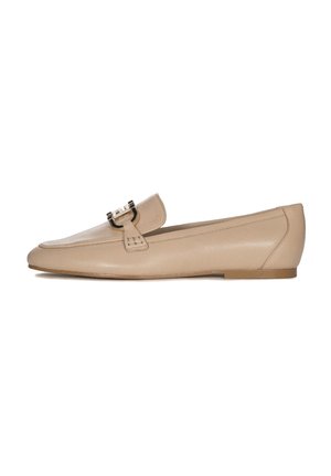 Mocassino in pelle beige con profilo basso, dotato di una fibbia metallica decorativa sulla parte anteriore e di una texture liscia. Suola piatta e design semplice.