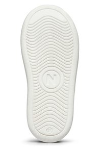 Suola di sneaker in gomma bianca con motivo a ondulazione, logo impresso al centro e forma arrotondata sulla punta.