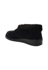 Zwarte suede enkellaars met een zachte, fuzzy bovenrand en een gestructureerde zwarte rubberen zool; ronde neusontwerp met minimale details.