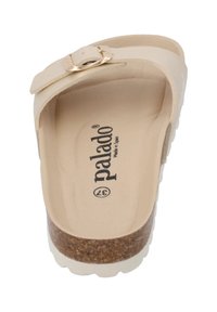 Beige slip-on sandal med ett guldspänne, korkfotbädd och vit gummisula. Har "palado"-logotypen tryckt inuti.