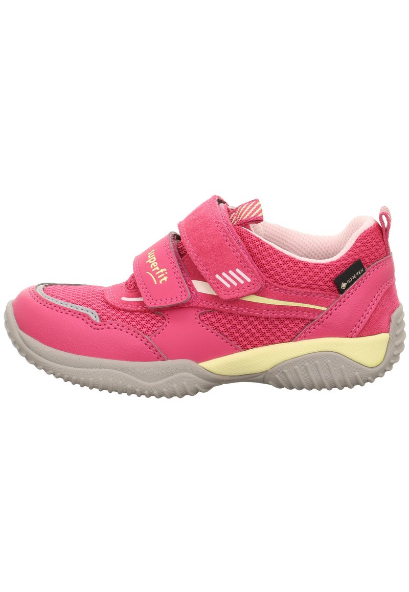 Pink und gelbe Kindersportschuhe mit Klettverschluss, atmungsaktivem Netzgewebe, GORE-TEX-Label und strukturiertem grauem Sohlenprofil für besseren Halt.