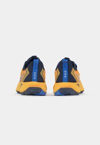 Trailrunning schoenen met een gele en marineblauwe bovenkant van mesh, blauwe accenten, een getextureerde hiel, een trekband en een duurzame zwarte rubberen buitenzool.