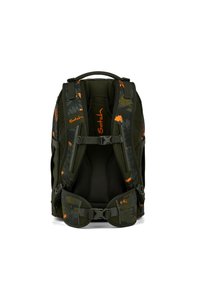 Mochila verde oscuro con acentos naranjas, con correas acolchadas, hebillas y un respaldo texturizado. Asa superior para llevar.