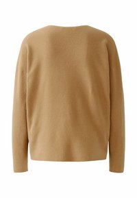 Brauner, gerippter Strickpullover mit lockerer Passform, langen Ärmeln und weitem runden Ausschnitt. Keine sichtbaren Verschlüsse oder Muster.