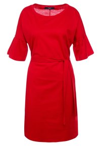 Vestido rojo hecho de tela suave, con mangas cortas acampanadas, un escote redondeado y un cinturón atado en la cintura. Corte simple y textura suave.