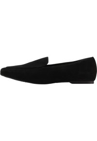 Mocasini din suede negru cu un design elegant, bot ascuțit și stil minimalist de purtare. Tălpi plate și fără hardware sau accente vizibile.
