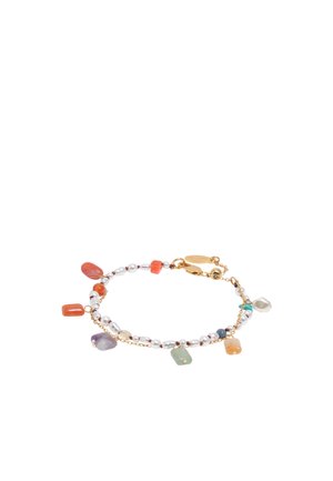 Pulsera de cadena de oro delicada con perlas pequeñas alternadas y dijes de piedras preciosas de colores en tonos naranja, púrpura, verde y azul.