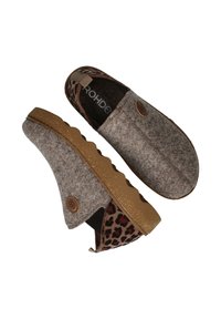Bruine vilten slippers met luipaardprint accenten. Voorzien van een gestructureerde, gegolfde zool en een cirkelvormig logo aan de zijkant.