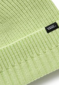 Beanie a coste verde chiaro con risvolto e piccolo etichetta nera del marchio Vans sul lato.