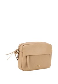 Beige læder crossbody taske med en tekstureret finish, lynlåslukning, frontlomme og logoaccent på forsiden. Kompakt og praktisk design.
