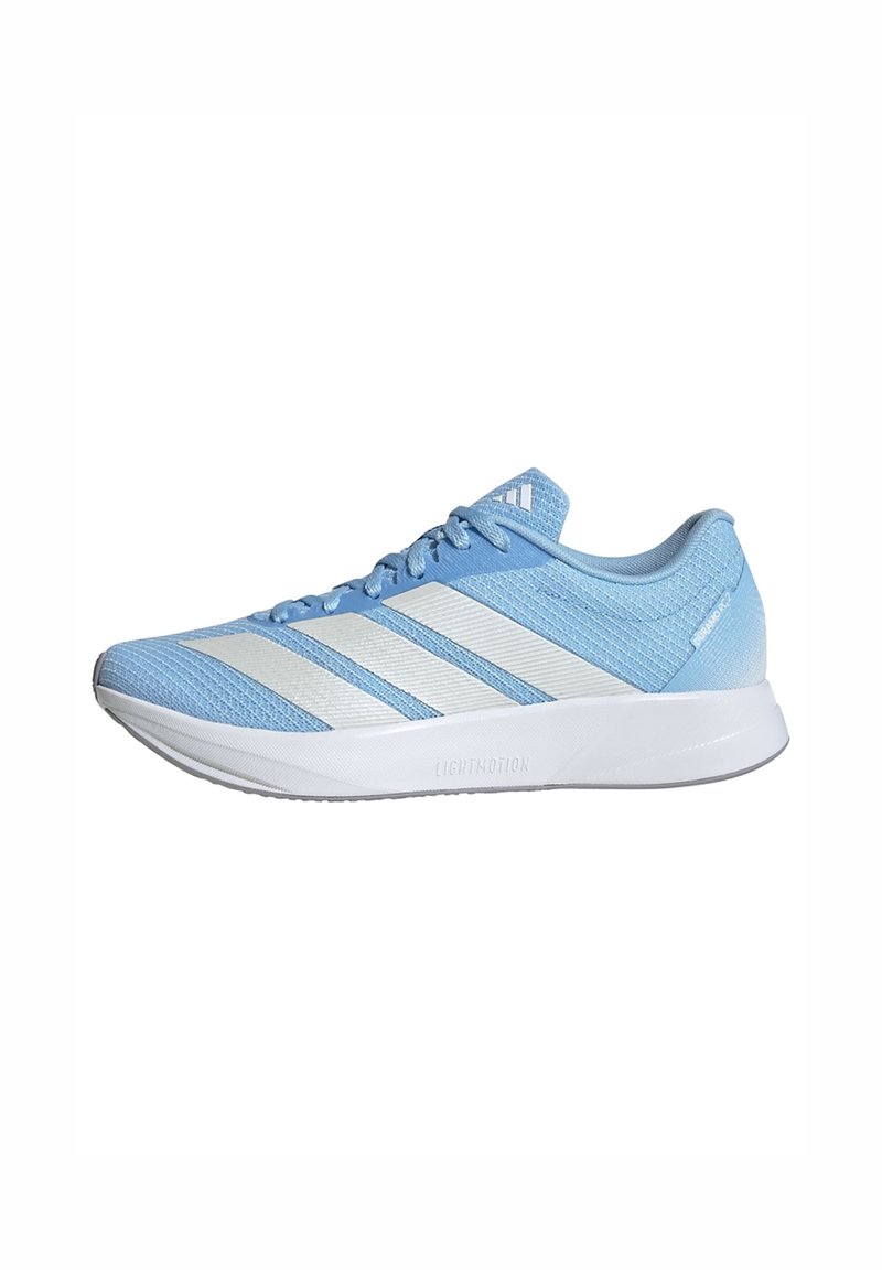 Baskets de sport bleu clair avec une tige en maille, comportant trois rayures blanches, une semelle légère et des accents texturés sur les côtés.