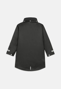Capa de chuva preta impermeável com mangas longas, gola alta, detalhes prateados nos punhos e hemline arredondada. Textura suave e design minimalista.