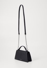 Bolso de mano de cuero negro con una forma estructurada, que cuenta con una asa superior y una correa de cadena acentuada desmontable. Diseño minimalista con detalle de logo.
