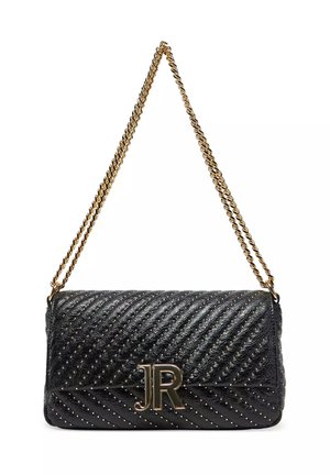 Sac à main en cuir noir avec texture matelassée, bandoulière en chaîne dorée et logo en métal contrasté "JR" sur le devant. Accentué par de petites clous.