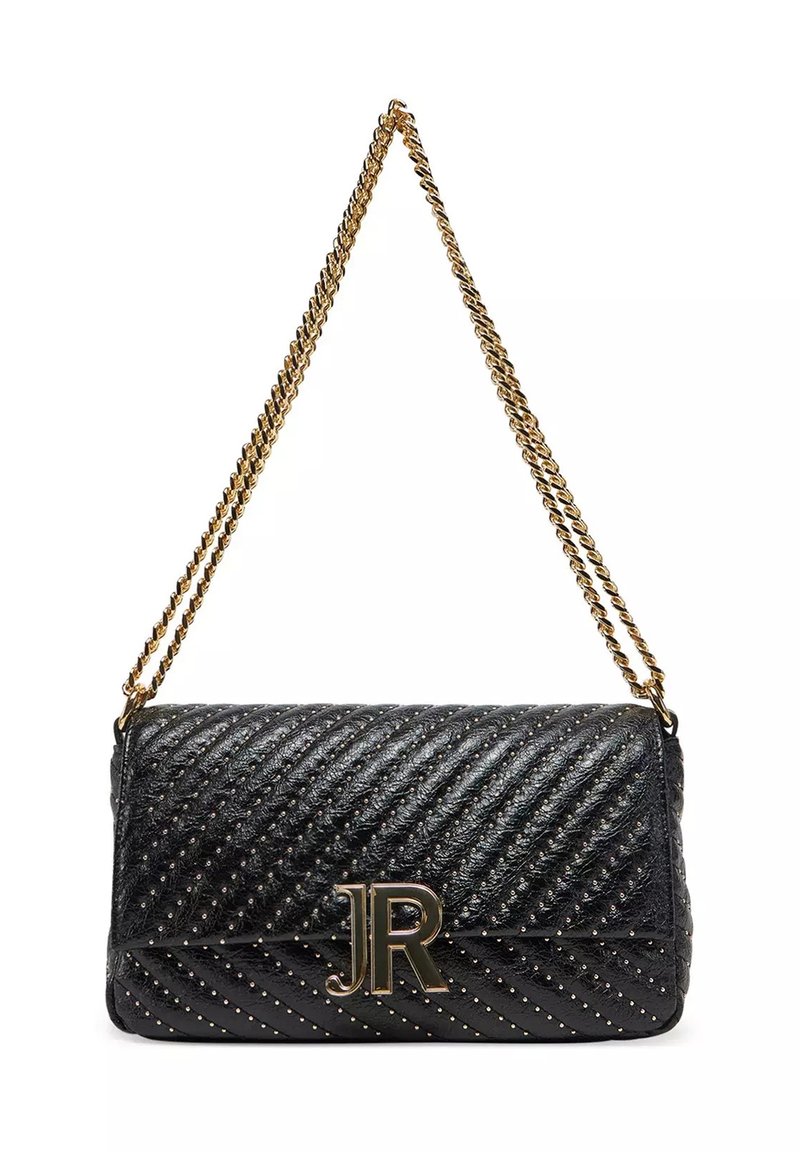 Bolso de mano de cuero negro con textura acolchada, correa de cadena dorada y logotipo metálico contrastante "JR" en la parte frontal. Acentuado con pequeños tachuelas.