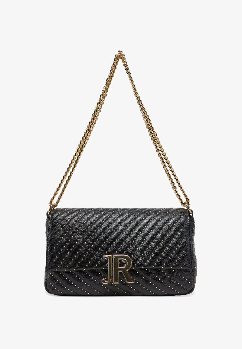 Bolso de mano de cuero negro con textura acolchada, correa de cadena dorada y logotipo metálico contrastante "JR" en la parte frontal. Acentuado con pequeños tachuelas.