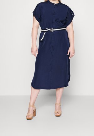 Robe bleu marine à manches courtes avec des boutons, ceinturée à la taille avec une ceinture rayée contrastante. Tissu lisse avec une coupe décontractée, longueur genoux.