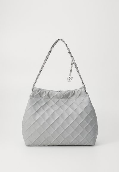 Gepolsterte silberne Handtasche mit runder, weicher Form, Kettenriemen und gerafftem oberen Teil. Verfügt über ein Diamantmuster und kleine silberne Hardware-Details.