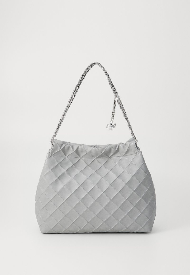 Tamsiai sidabrinė rankinė su pūstine apvalia forma, grandinėlės dirželiu ir surinktu viršumi. Yra deimanto raštas ir mažos sidabrinės detalės.