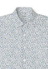 Weißes Hemd mit Knopfleiste, das ein Blumenmuster in Blau- und Grüntönen aufweist. Es besteht aus leichtem Stoff, hat einen klassischen Kragen und eine körpernahe Passform.