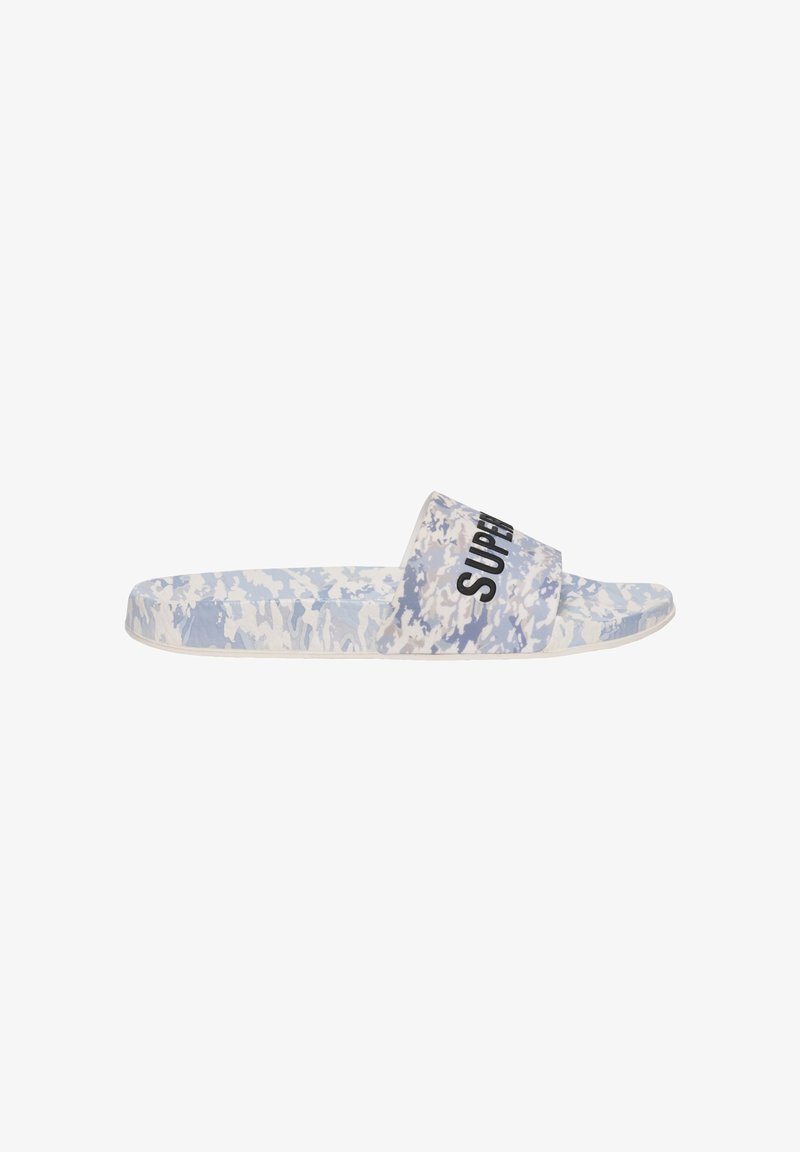Sandale à enfiler avec motif camouflage bleu et blanc et texte noir "SUPER" sur la bride, présentée sur fond blanc.