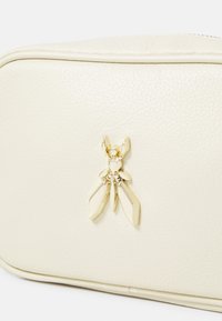 Patrizia Pepe Schoudertas - off white