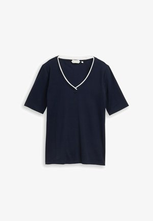 Tmavomodrá košeľa s krátkym rukávom a véčkovým výstrihom s bielym lemom okolo výstrihu, zobrazená na jednoduchom bielom pozadí.