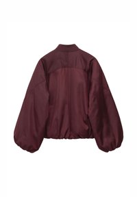 Burgunderfarbene Bomberjacke mit glatter Satin-Oberfläche, übergroßen Ärmeln, elastischem Saum und geripptem Kragen. Die Rückansicht zeigt Designnähte.
