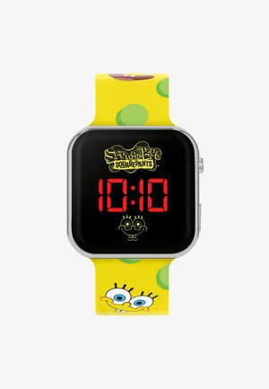 Montre numérique avec un cadran rectangulaire noir, affichage LED rouge indiquant l'heure, boîtier en acier inoxydable et bracelet en silicone jaune avec des pois verts et le personnage de Bob l'éponge.