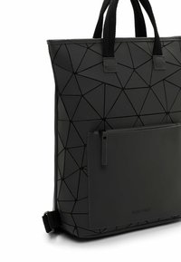 Czarna torba na ramię z geometrycznym tłoczonym wzorem, z przednią kieszenią na zamek i solidnymi materiałowymi uchwytami. Teksturowane wykończenie i elegancki kształt.