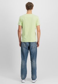 Alpha Industries PLATE - Apdrukāts T-krekls - arctic lime