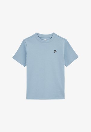 Svetlo modré bavlnené tričko s krátkymi rukávmi, okrúhlym výstrihom a malým vyšitým logom vtáka na ľavej hrudi. Hladká textúra, jednoduchý dizajn.