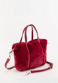 Bolso de mano de piel sintética roja con dos asas cortas y una correa para el hombro desmontable. Cuenta con detalles de cuero liso y una forma estructurada y redondeada.