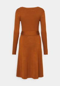 Långärmad klänning i rostfärgad ribbad stickad, med en figurnära överdel och en utsvängd kjol med matchande midjeband.